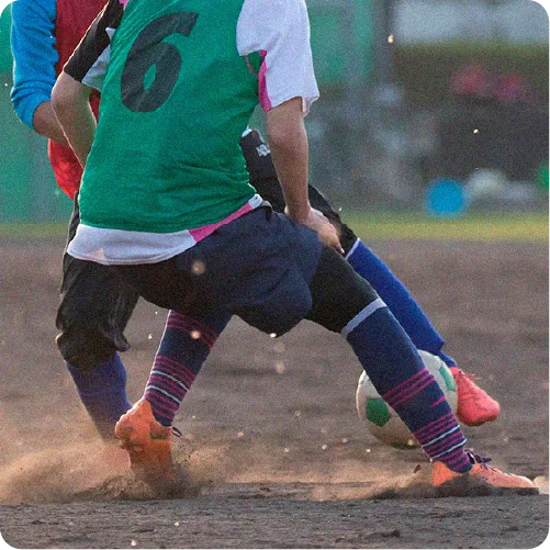 サッカーの練習中の選手たち